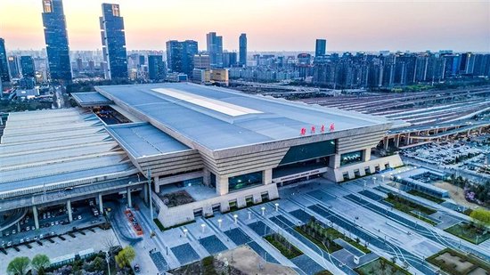 郑州东站是河南“米”字形高铁的核心枢纽。本报全媒体记者 聂冬晗 摄