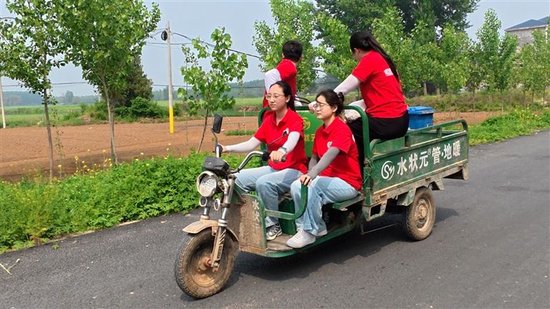 科技小院的学生们奔向田间地头。本版图片除署名外均为受访者供图