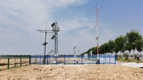 新乡市高标准农田内，区域土壤水分站、农田小气候站、物候站等气象设备矗立田间。本版图片均为受访者供图