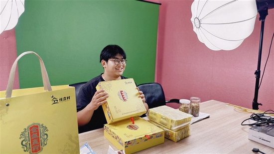 禹州市顺店镇北任庄村的乡村振兴村级协理员康聪聪在直播间里推介本村的金丝皇菊。本报全媒体记者 李梦露　摄