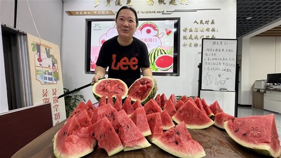 7月27日，杭州市一社区通过接龙模式采购了10吨扶沟西瓜。图为社区居民在品尝西瓜。