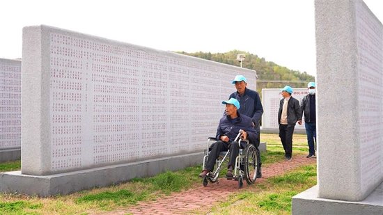 淅川移民回到淅川县盛湾镇鱼关村碑林寻找自己的名字。