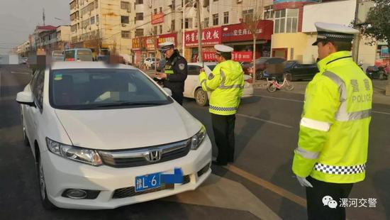 漯河一女司机无证驾驶 还敢用捡到的车牌上路 漯河一女司机无证驾驶 还敢用捡到的车牌上路