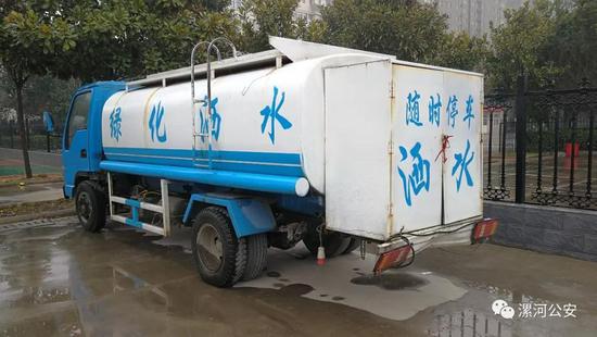 神奇“洒水车”竟然喝汽油  民警热心助人变破案