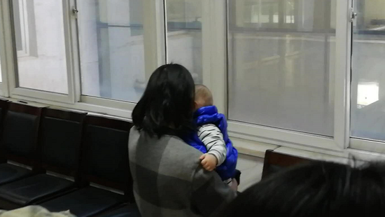 （受害人抱著跟嫌疑人生下的孩子）