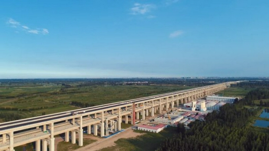 郑济高铁黄河大桥开始铺轨 地跨新乡原阳县官厂镇和郑州郑东新区