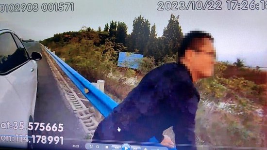 司机高速路上突然发病 河南高速交警紧急施救