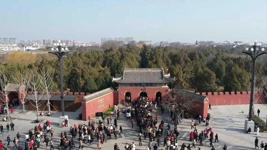 太昊陵景区内游客正在有序参观、祭拜
