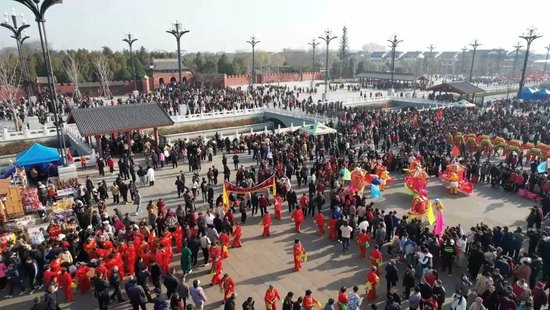 伏羲文化广场上正在进行民间民俗表演