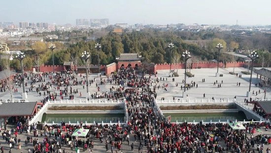 各地游客排队进入太昊陵景区