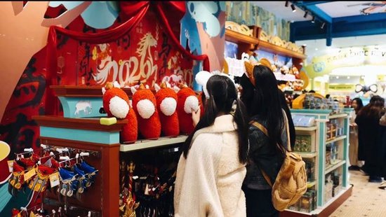 游客在乐园文创店选购商品