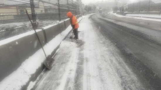 图4&nbsp;清理路面积雪
