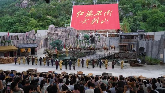 《红旗不倒大别山》实景演出