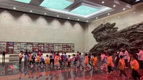 学生研学团队参观