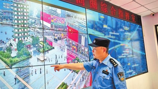 图②　在郑州市公安局二七分局德化街派出所，民警向记者讲解二七塔商圈群防群治工作。本版图片除署名外均为本报全媒体记者 张军强 摄