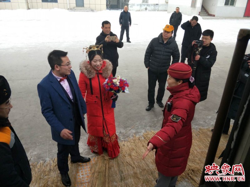 暖心!当大婚遇上大雪 郑州一慢火车变身婚车 暖心!当大婚遇上大雪 郑州一慢火车变身婚车