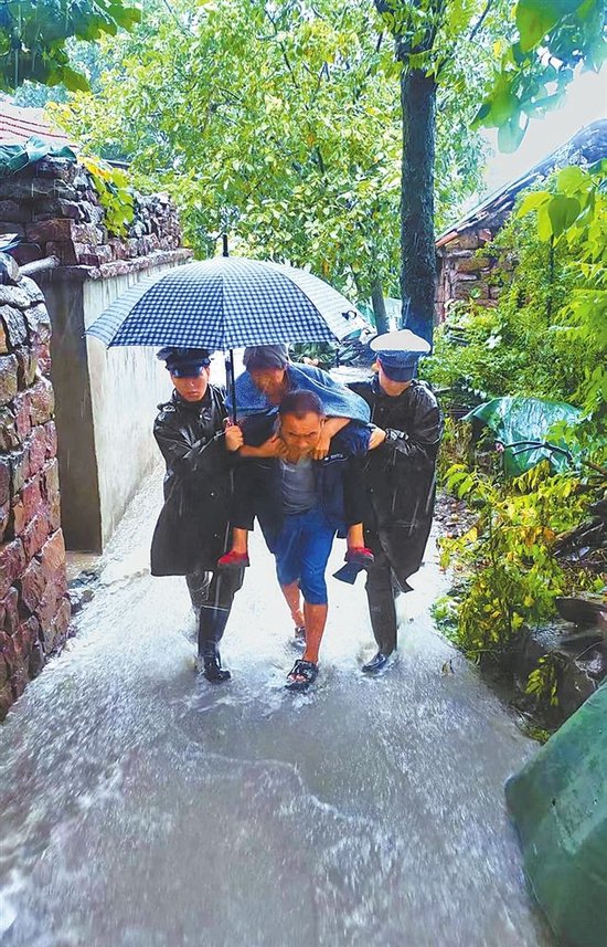 连日来，平顶山市普降大雨，平顶山市公安局卫东分局东高皇派出所民辅警联合网格员、村干部，对辖区土寨沟村逐户排查，有序转移涉险村民。 何永刚 孙海洲 摄