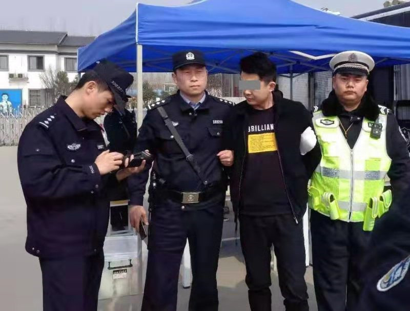 盘查发现在逃嫌犯 中牟民警奋起直追逼停轿车