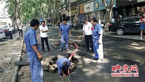 ֣�ݵ�·����2ƽ�״�Ӳ�ðˮ Ů���ﳵ�ᵹ���޴�