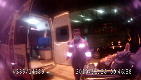 小丽被送上急救车