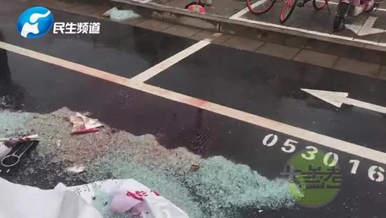 目前,白色轿车的司机已经被警方控制,