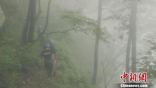 救援隊在山里搜救。中新網 圖