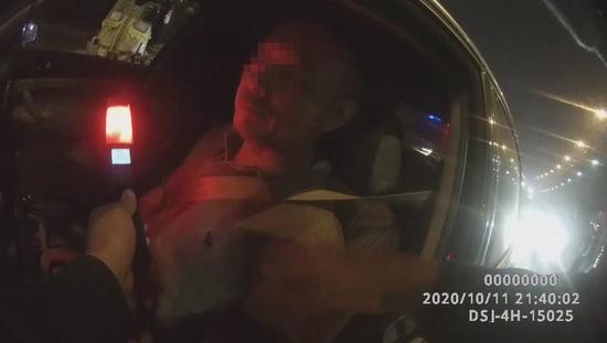 郑州一司机酒驾被查还耍赖 吹8次 终于“露馅”
