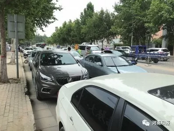 郑州城管对违停车辆贴条 具体时间区域看这里