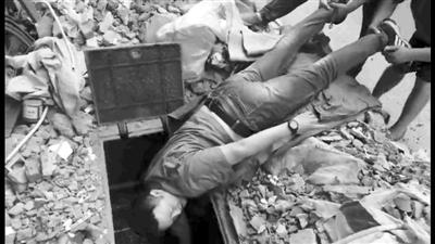 張威在搶修供水閥門（視頻截圖）