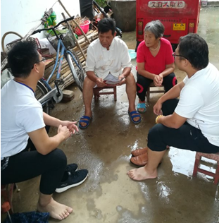 家访中因大雨衣服和鞋子湿透