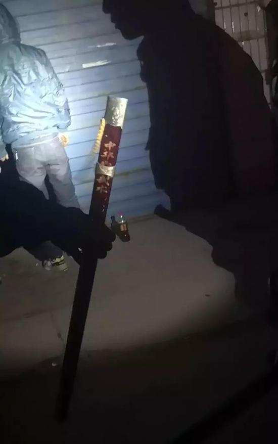 “慢慢站起來,轉過身去,雙手舉起來”