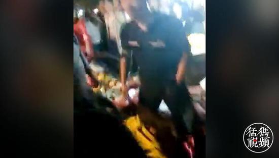 信阳罗山一女子驾车失控冲进大排档 致一死两伤
