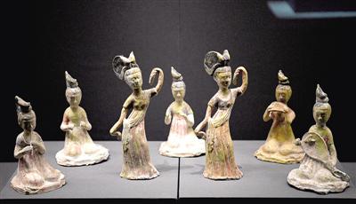 展品《黄釉彩绘乐舞俑》