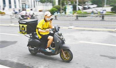 高温天，外卖小哥格外忙