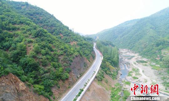 图为宽敞平坦的嵩县农村公路。 侯凯耀 摄