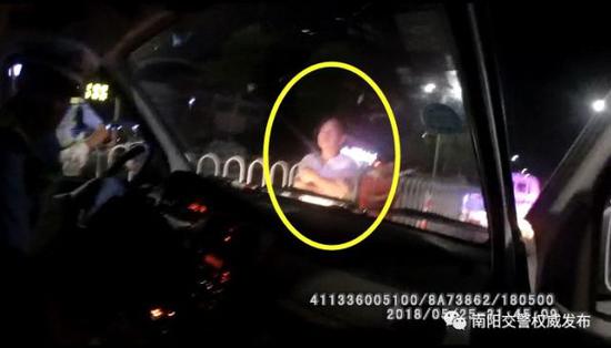 (站在警车前阻碍警车离开)