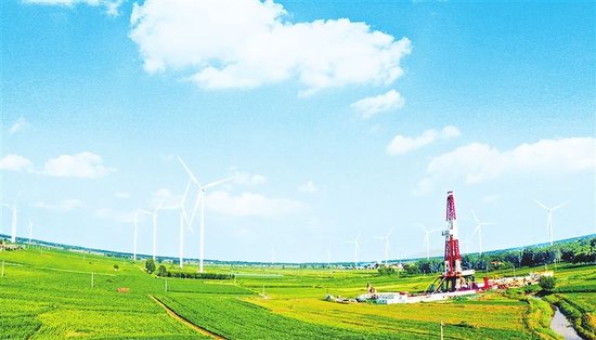 濮阳县旧油井旁风电项目。 僧少琴 摄