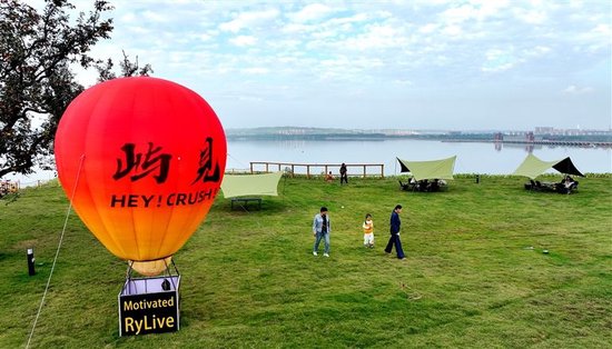 在洛阳市孟津区小浪底下游蜿蜒的黄河一号旅游公路，沿路设置的观景台上，游客络绎不绝。 郑占波 摄