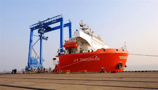 卫华集团生产的起重机正运往海外。本报资料图片