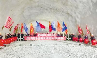 神農(nóng)隧道貫通