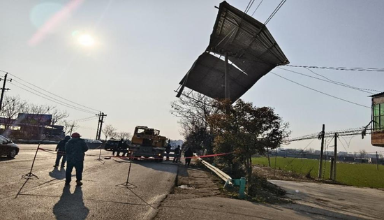 图18 在风险隐患点周边设置警示标识、拉警戒线