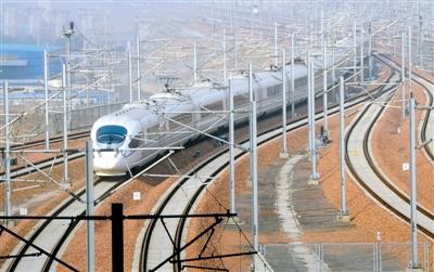 一列駛往北京的高速列車駛離鄭州東站。 鄭報(bào)全媒體記者 馬健 圖