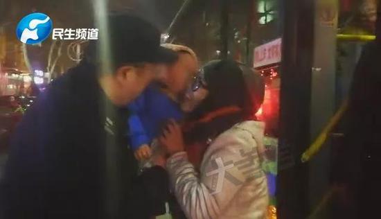 随后赶来的孩子母亲，激动地从民警手中接过孩子，慌乱的心这时才安定下来。
