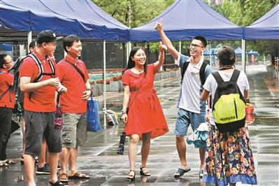 高考完后，考生走出考场都很轻松。广州日报全媒体记者何波摄