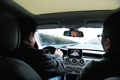 大河報特邀中國車王實地體驗“時速120公里”，為廣大讀者解惑。