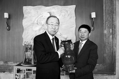 潘基文（左）和苗峰伟合影