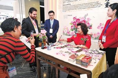 外國記者感嘆牡丹花的美麗。河南日?qǐng)?bào)記者杜小偉攝影