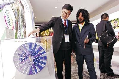 外國友人了解盾構(gòu)機(jī) 大河報(bào)·大河客戶端記者陳曉東攝影