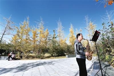 一名萨克斯爱好者在商都遗址公园吹奏 记者 王秀清 图