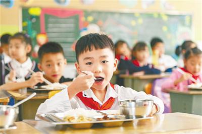 学生在校吃午餐